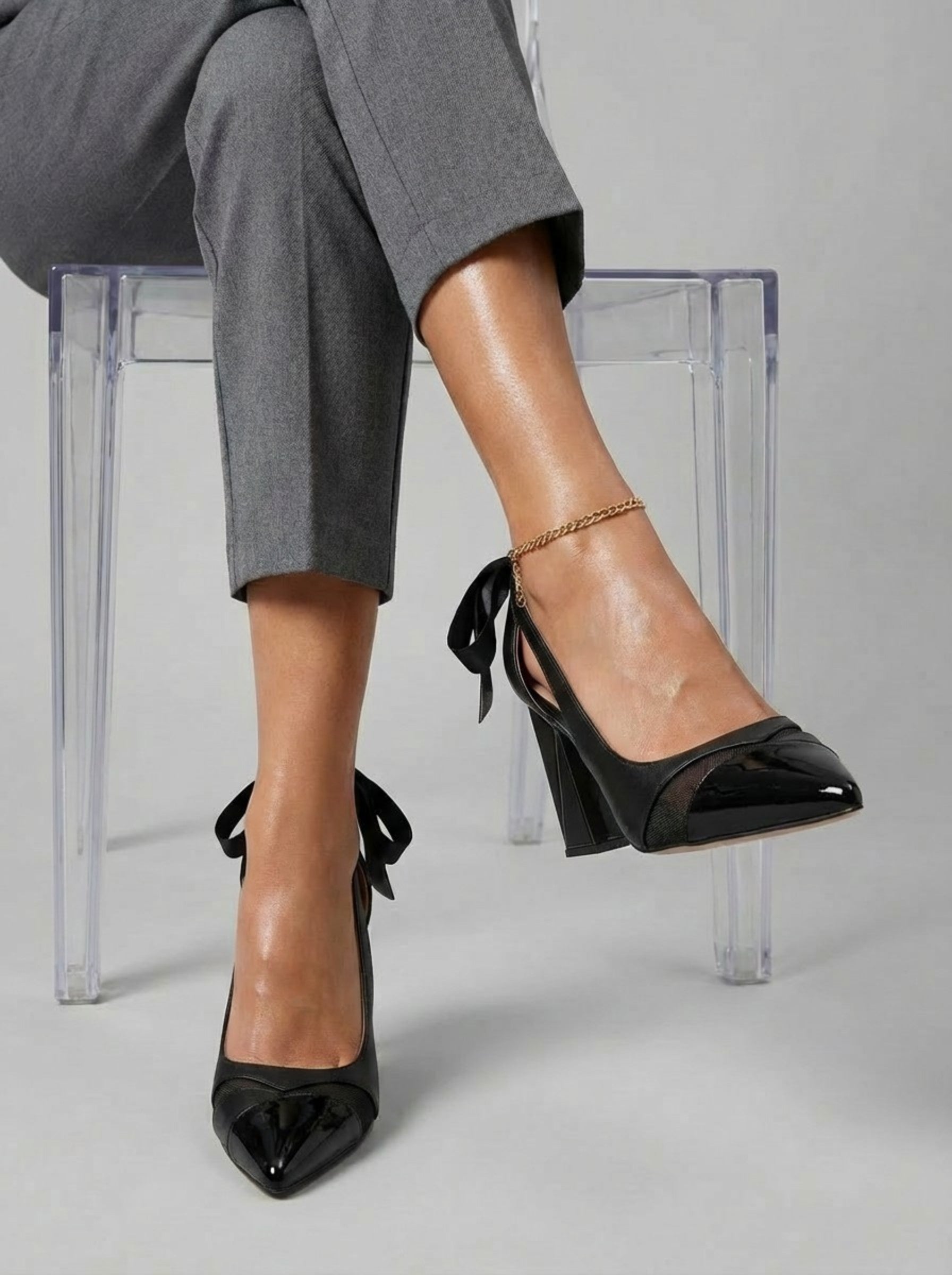 Women's Sculptural Bow-Edition Pointed Pumps — Noir